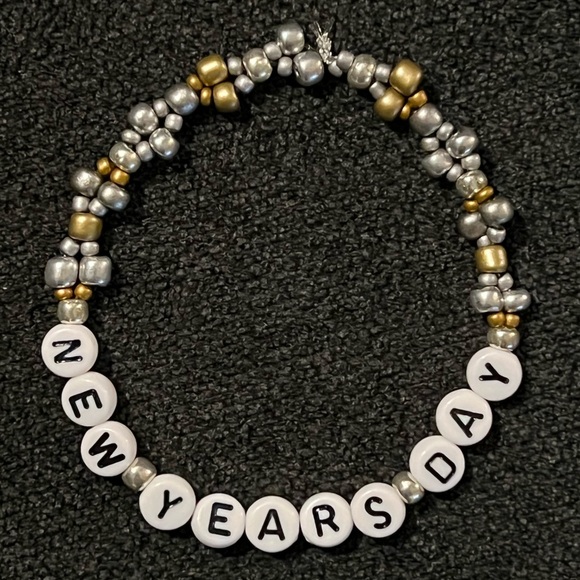 Taylor Swift New Year’s Day friendship bracelet - Picture 1 of 2